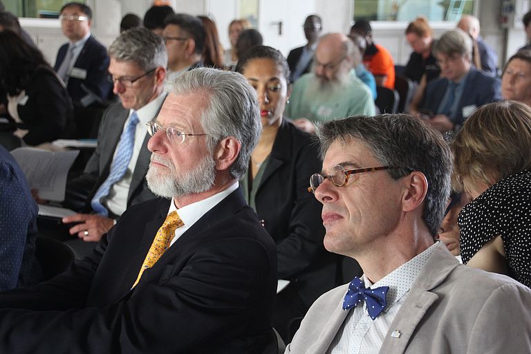 GEOMAR-Direktor Prof. Dr. Peter Herzig (li.) und der wissenschaftliche Leiter des OSCM, Prof. Dr. Arne Körtzinger vom GEOMAR, während des POGO20-Treffens. Foto: Andreas Villwock/GEOMAR