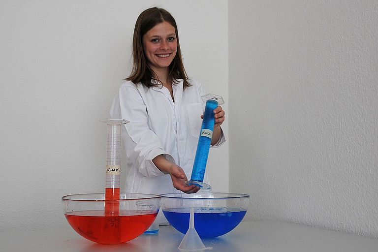 Die 16-jährige Fiona Andresen war eine von zehn Schülerinnen und Schülern, die während des "Sozialen Tages" am IFM-GEOMAR für einen guten Zweck arbeiteten. Sie testete Experimente für spätere Schülerangebote. Foto: M. Nicolai, IFM-GEOMAR