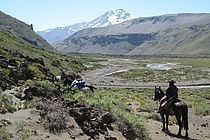 Proben sammeln in unzugänglichen Hochregionen der Anden: Prof. Kaj Hoernle (mit Helm) mit einheimischem Führer am chilenischen Vulkan San Pedro. Foto: Heidi Wehrmann, IFM-GEOMAR