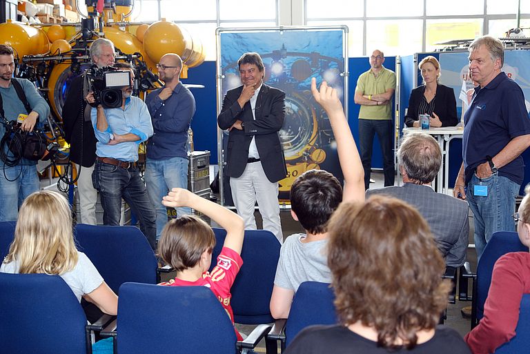 Viele Fragen. Schulkinder wollen alles über das Tauchboot JAGO erfahren. Foto: J. Steffen GEOMAR.