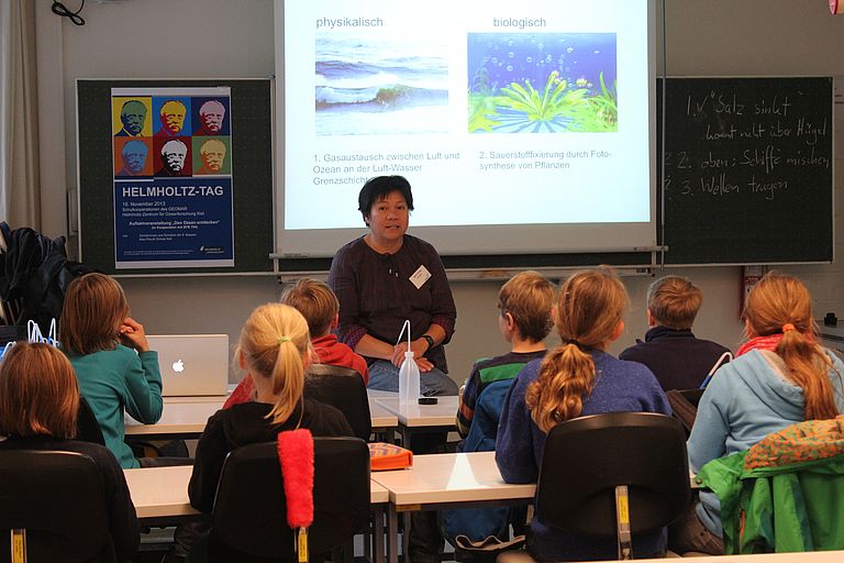 Dr. Sally Dengg vom GEOMAR erklärt den Schülern beim Helmhotz-tag der Schülerlabore Sauerstoffminimumzonen im Ozean. Foto: J. Dengg, GEOMAR