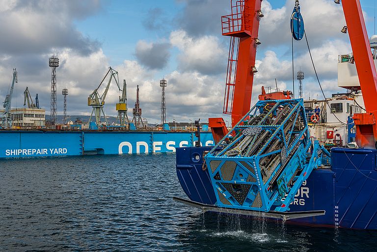 Harbor test with the drilling rig MARUM-MeBo200. Photo: Torsten Klein.