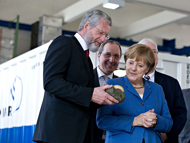 Zum Abschied überreichte GEOMAR Direktor, Prof. Peter Herzig, der Bundeskanzlerin eine Gesteinsprobe (Massivsulfid) aus dem Westpazifik. Foto: F. Dott