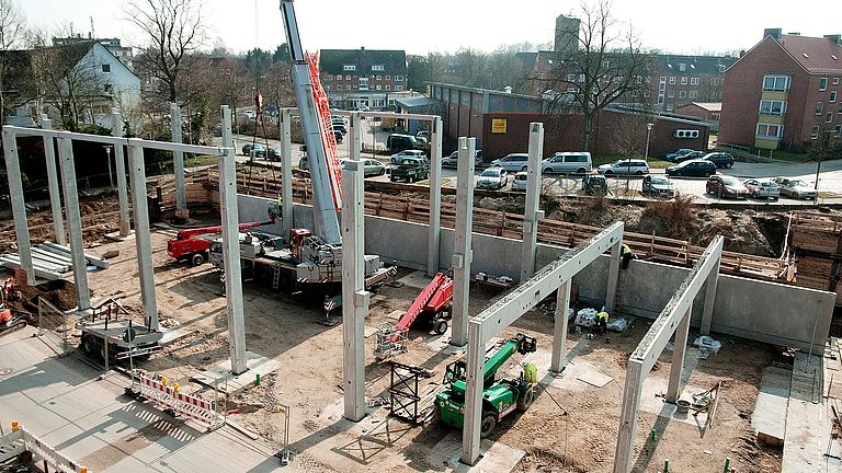 März 2016: Ein Gerüst aus Tragpfeilern und Querträgern wird auf den Fundamentsockeln des ZPL errichtet
