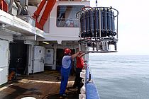 Mit Hilfe von Kranzwasserschöpfern fanden und untersuchten die Wissenschaftler Anfang 2009 eine riesige Wolke Schwefelwasserstoff vor der Küste Perus. Foto: Harald Schunck, GEOMAR