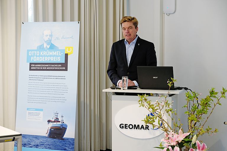 Auch Klaus Küper von der Reederei Briese gratuliert der Preisträgerin. Die Reederei finanziert die Hälfte des Preisgeldes. Foto: Jan Steffen, GEOMAR