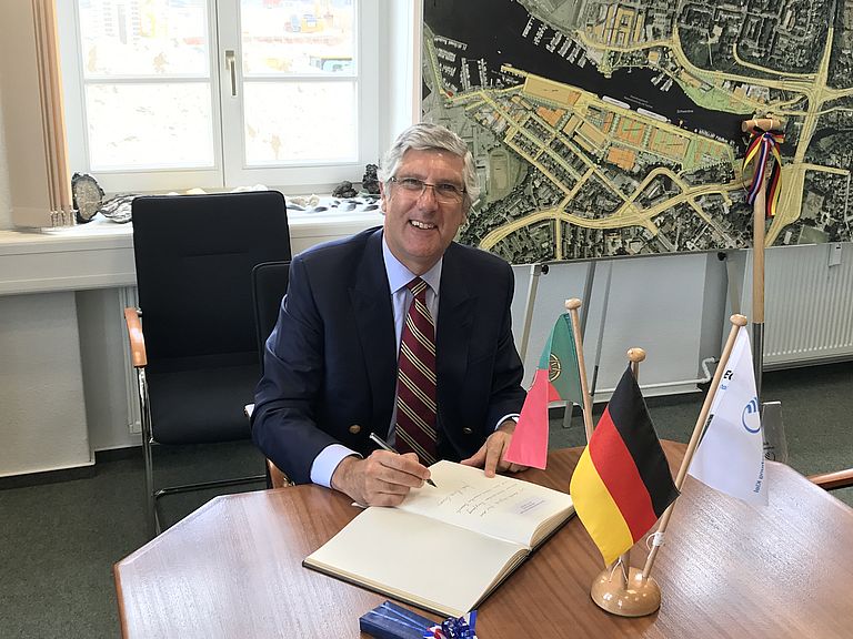 Der portugiesische Botschafter trägt sich ins Gästebuch des GEOMAR ein. Foto: P. Herzig/GEOMAR
