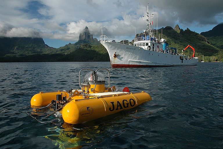 Das Tauchboot JAGO und das neuseeländische Forschungsschiff BRAVEHEART vor der Küste von Moorea (Französisch Polynesien). Foto: K. Hissmann, IFM-GEOMAR