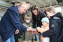 IFM-GEOMAR Mitarbeiterin Heidi Gonschior (Mitte) mit einem großen Seestern aus dem Kattegat und einem kleinen aus der Kieler Förde umringt von kleinen Meeresforschern.