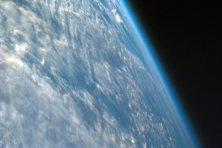 Die Erdatmosphäre von der Internationalen Raumstation ISS aus gesehen. Wissenschaftler erkennen immer mehr, dass Vorgänge in den beiden untersten Schichten, der Troposphäre und der Stratosphäre, eng miteinander gekoppelt sind. Foto: NASA