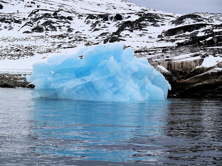 Eisberg vor der Küste Grönlands. In der Arktis sind die Auswirkungen des Klimawandels besonders deutlich zu messen. Foto: H. Kassens, IFM-GEOMAR
