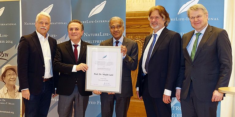 NatureLife-Umweltpreis an Prof. Dr. Mojib Latif:  (v.l.) Volker Angres, ZDF-Umweltredaktion; C.-P. Hutter, Präsident NatureLife-International; Preisträger Prof. Dr. Mojib Latif; Arved Fuchs, Polarforscher; Staatssekretär Dr. Heinrich Bottermann. Foto: NUA/Dr. Gertrud Hein