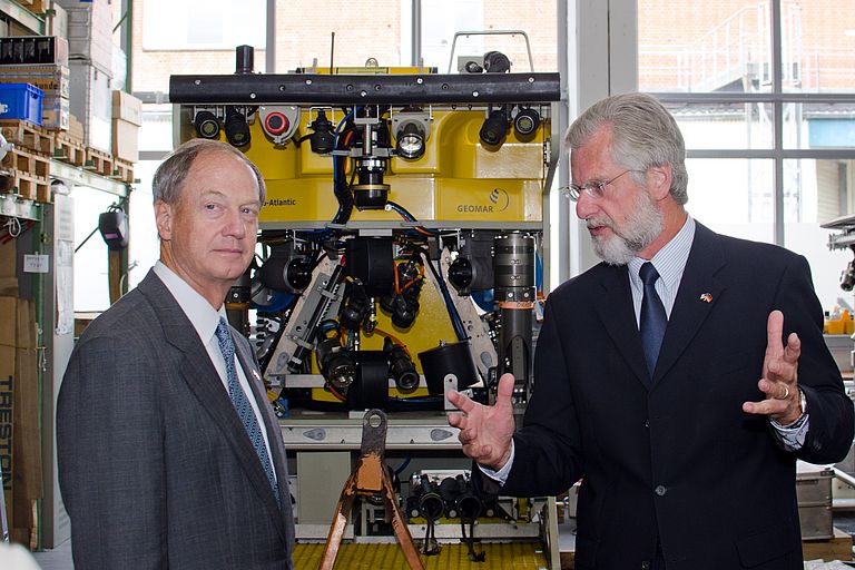 GEOMAR-Direktor Professor Peter Herzig (re.) zeigt Botschafter John B. Emerson die Tiefseeroboter des GEOMAR. Foto: J. Steffen, GEOMAR