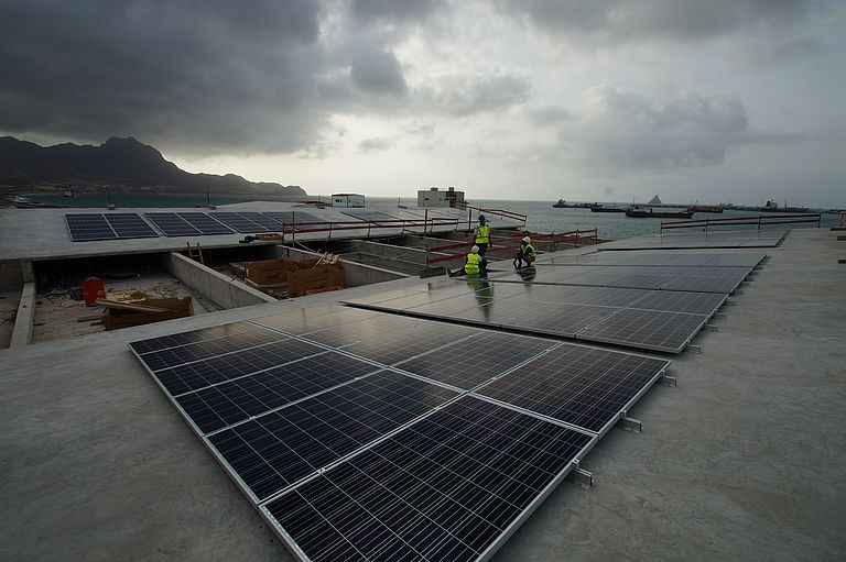 Solarpanele auf dem Dach werden einen Teil des Energiebedarfs des OSCM decken. Foto: Björn Fiedler, GEOMAR