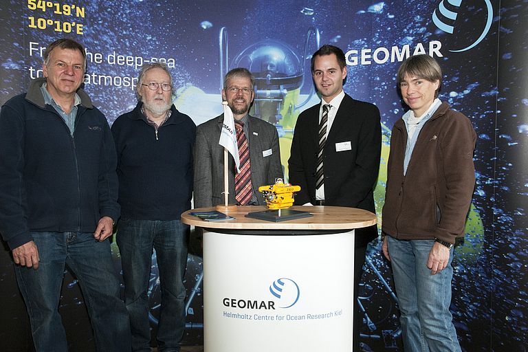 Großer Bahnhof für den JAGO Nachwuchs: v.l. JAGO Pilot Jürgen Schauer, Modellbauer Horst Reschenberg, GEOMAR Sprecher Dr. Andreas Villwock, Florian Hinrichsen (BB Bank) und Karen Hissmann (JAGO Logistik). Foto: Jan Steffen