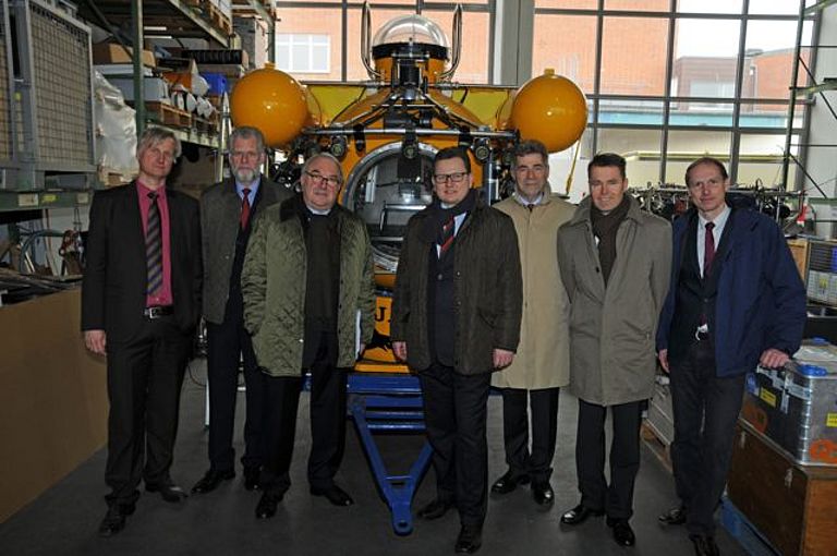 V.l.: U. Zumkley (BMWi), GEOMAR Direktor Prof. Dr. P. Herzig, PStS U. Beckmeyer (3.v.l.), StS. R. Müller-Beck, Verwaltungsdirektor M. Wagner (GEOMAR), J. Hartwig (WiMi) und A. Malzahn (MBW) am Tauchboot JAGO. Foto: GEOMAR, A. Villwock