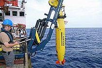 Das AUV ABYSS wird vor einem Einsatz zu Wasser gelassen. Foto: AUV-Team, IFM-GEOMAR