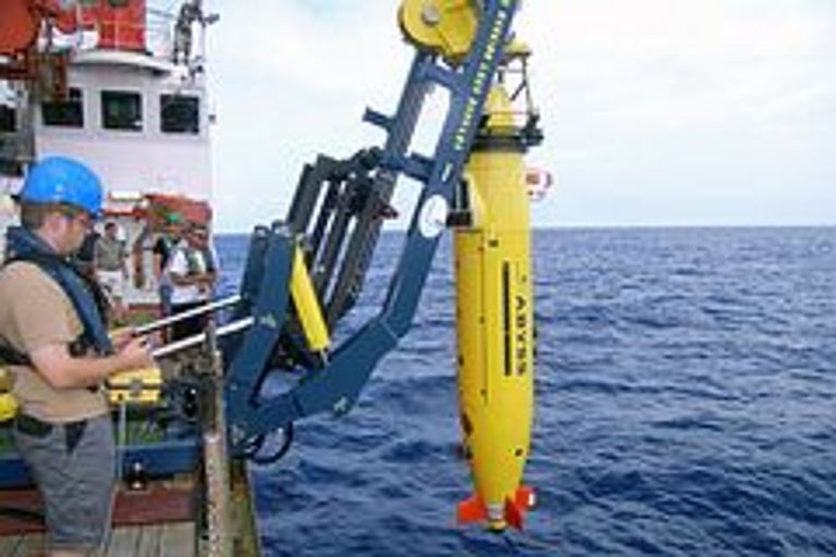 Das AUV ABYSS des IFM-GEOMAR wird vom Forschungsschiff SONNE aus ins Wasser gelassen. Mit seinen hochpräzisen Sensoren ermöglicht es neue Blicke auf den Meeresboden. Foto: AUV-Team, IFM-GEOMAR