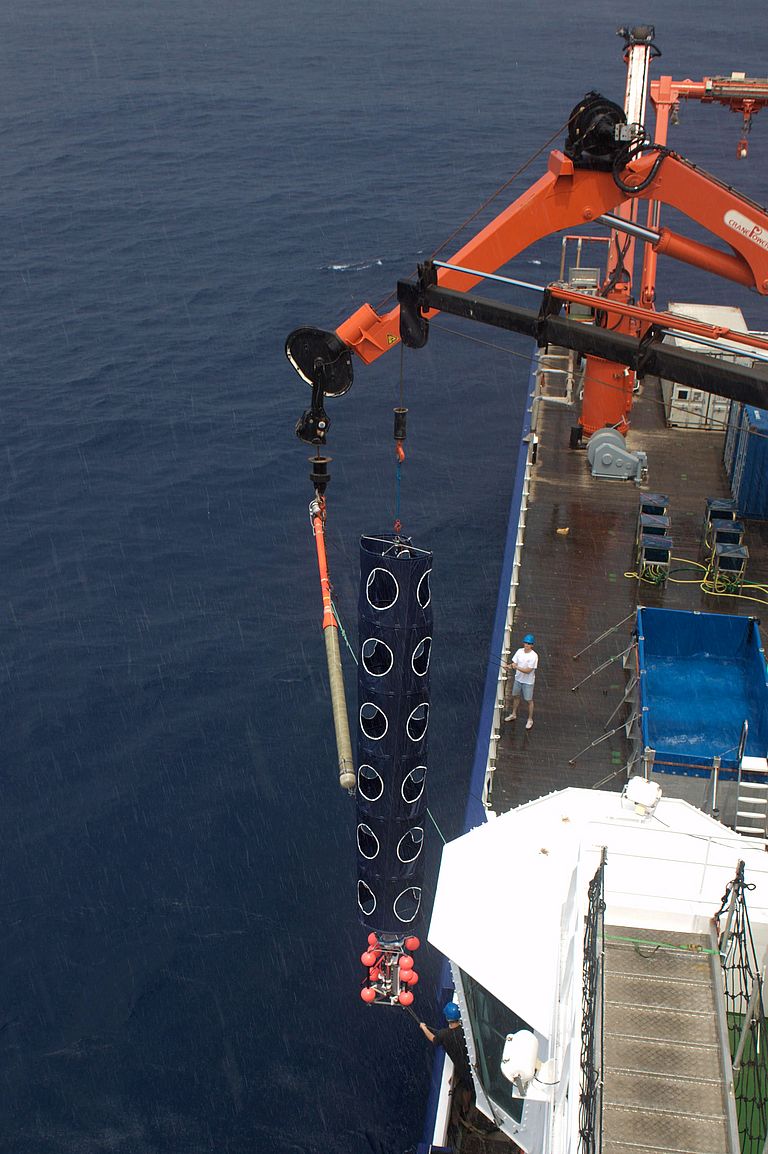 Ein mit Messgeräten bestückter Oberflächendrifter wird ausgelegt, um die aufgetriebenen Wassermassen bis in den offenen Ozean zu verfolgen. Foto: Johannes Lampel (CC BY 4.0)