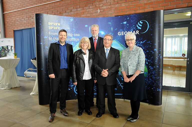 V.l.: Minister Dr. Robert Habeck, MEP Ulrike Rodust, GEOMAR Direktor Prof. Dr. Peter Herzig, EU-Kommissar Karmenu Vella und Generaldirektion für Maritime Angelegenheiten und Fischerei der Europäischen Kommission, Lowri Evans. Foto: Jan Steffen, GEOMAR.