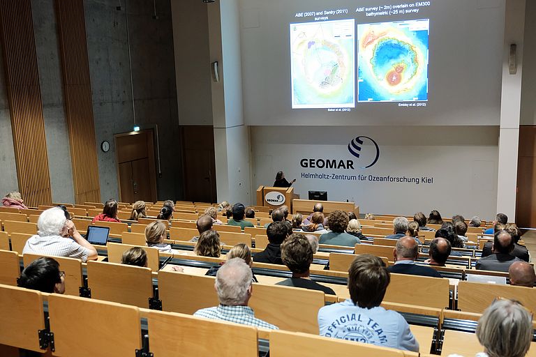 Dr. Humphris presented several examples of seafloor hydrothermal systems that illustrate the variable connections between magmatic, volcanic, and tectonic processes. Photo: Jan Steffen/GEOMAR
