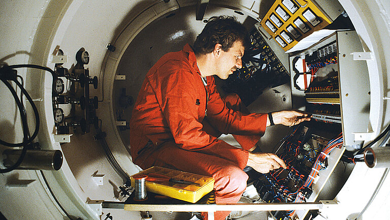 Jürgen Schauer während der Installation der Elektrik. 