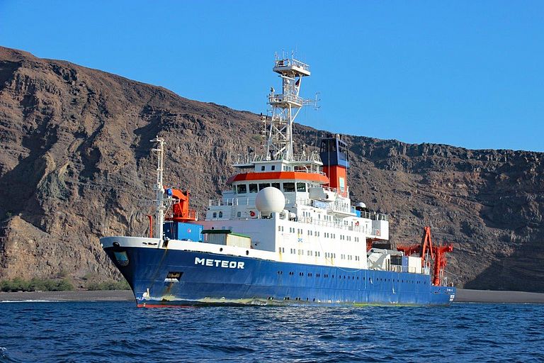 Das Forschungsschiff METEOR auf dem Weg zurück in den Hafen von Mindelo in der Bucht von Tarrafal (Santo Antao). Foto: Arne Körtzinger/GEOMAR