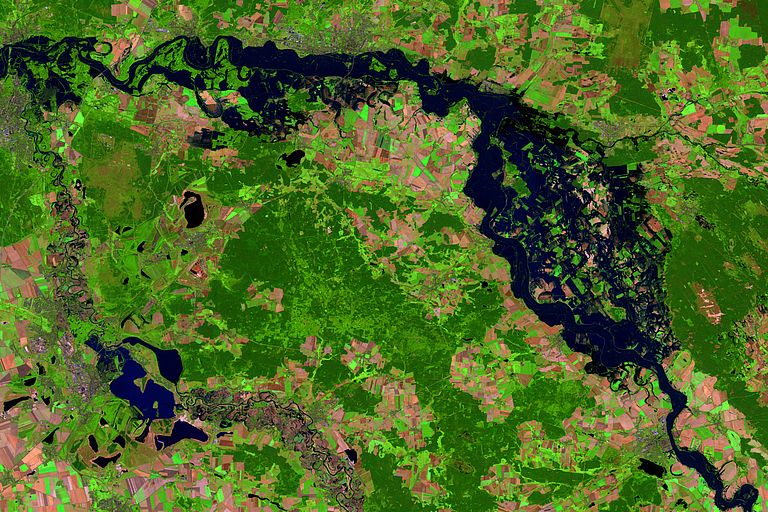 Satellitenbild der Elbe bei Wittenberg am 20. August 2002. Es zeigt die verheerenden Überschwemmungen des Hochwassers, das Tief "Ilse" verursacht hat.  Höhere Oberflächentemperaturen des Mittelmeers könnten derartige Extremwetter in Zukunft verstärken. Foto: NASA, earthobservatory.nasa.gov