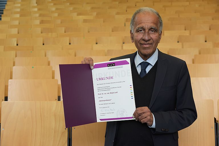 Klimaforscher Mojib Latif erhielt am 28. September die Ernennungsurkunde für seine Seniorprofessur an der CAU. Foto: Jürgen Haacks, Uni Kiel