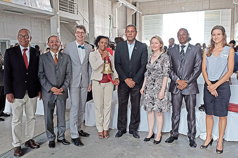 Übergaben das OSCM dem Wissenschaftsbetrieb (v.l.n.r.): Carlos Évora Rocha (National Director of Maritime Economy of the Republic of Cabo Verde), Pedro Gregorió Lopes Filho (Architekt), Prof. Dr. Arne Körtzinger (GEOMAR), Dr. Osvaldina Silva (Präsidentin des INDP), Augusto Neves (Bürgermeister der Insel São Vicente), Cordula Zenk (GEOMAR), Carlos Santos (Deutscher Honorarkonsul in Kap Verde), Dr. Marie von Engelhardt (Deutsche Botschaft in Dakar). Foto: J. Steffen, GEOMAR