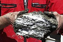 Gashydratschichten in einem Brocken Tiefseesediment. Die eisähnliche Substanz enthält große Mengen Methan, das als Erdgas ein wichtiger Energieträger als Ergänzung zu erneuerbaren Energien sein könnte. Foto: IFM-GEOMAR