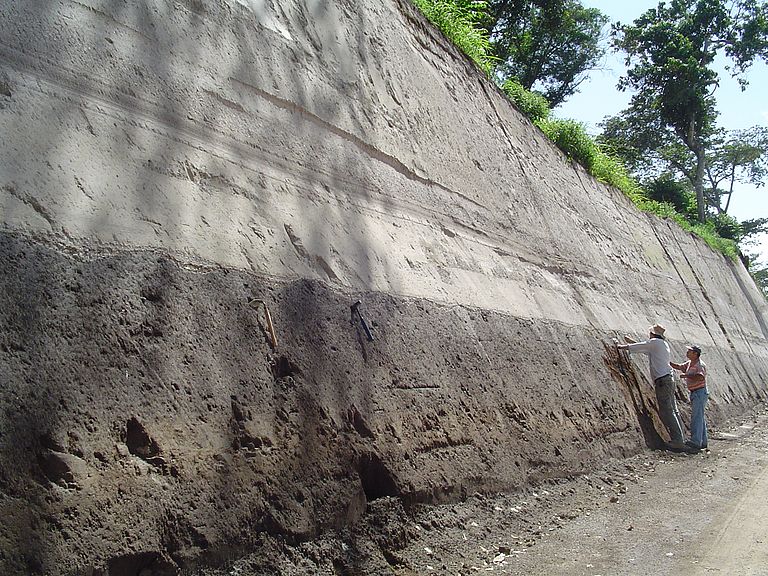 Unterhalb der TBJ-Ablagerungen in El Salvador sind bis heute Pflugspuren der Maya zu erkennen. Doch der Ilopango-Ausbruch 539 hatte nicht nur lokale, sondern auch globale Auswirkungen. Foto: Steffen Kutterolf/GEOMAR