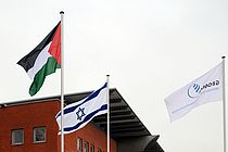 Im Dezember 2012 präsentierten die TRION-Projektteilnehmer der DFG die Ergebnisse der ersten Phase. Zu diesem Anlass wehten die palästinensische und die israelische Flagge nebeneinander am GEOMAR. Foto: J. Steffen, GEOMAR