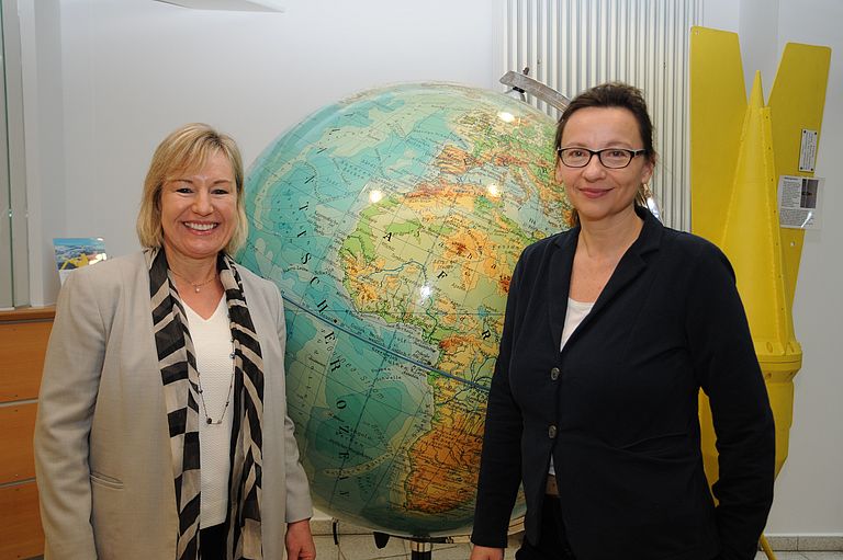 Prof. Dr. Susanne Neuer (li) mit Gastgeberin Prof. Dr. Anja Engel vom GEOMAR. Foto: A. Villwock, GEOMAR.