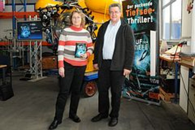 Die Autoren Katja Brandis und Hans-Peter Ziemek stellten am IFM-GEOMAR das Buch "Ruf der Tiefe" vor. Foto: J. Steffen, IFM-GEOMAR