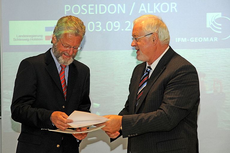 IFM-GEOMAR Director receiving the the cheque from Peter Harry Carstensen, Prime Miister of Schleswig-Holstein. Photo: J. Steffen, IFM-GEOMAR.