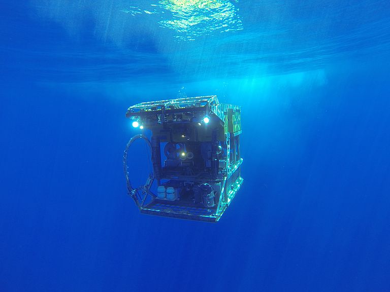 Das ROV begibt sich auf den Weg in die Tiefe. Es kann mehr als 90 Prozent aller Meeresboden erreichen. Foto: ROV-Team/GEOMAR