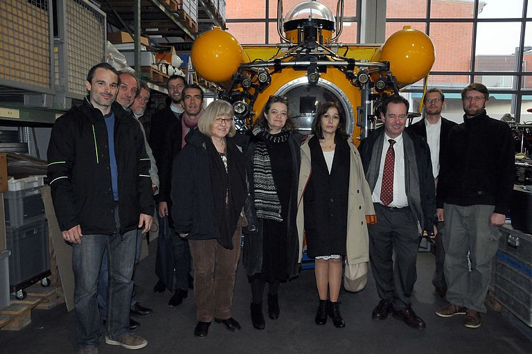 Die drei EU-Politikerinnen (Ulrike Rodust, Isabelle Thomas und Dolores García-Hierro Caraballo (v.l.) mit Vertretern der EU und des GEOMAR vor dem Tauchboot JAGO. Foto: A. Villwock, GEOMAR.