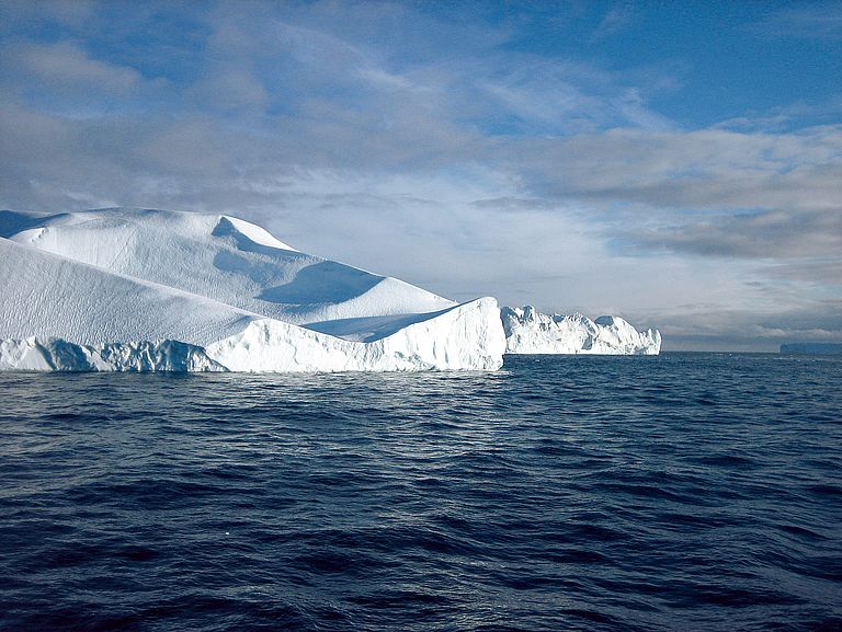 Eisberge vor Grönland. Ob das aktuelle Schmelzen der Gletscher auf der Nordhalbkugel Teil von natürlichen Zyklen ist oder auf menschliche Eingriffe zurückzuführen ist, lässt sich nur entscheiden, wenn man vergangene Klimaentwicklungen kennt. Foto: Edouard Bard.