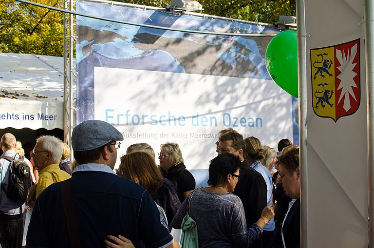 Viele Besucher am Schleswig-Holstein-Zelt mit der Ausstellung "Entdecke den Ozean" beim beim Tag der deutschen Einheit 2014 in Hannover. Foto: J. Steffen, GEOMAR