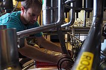 Dr. Rainer Kiko installiert einen Underwater Vision Profiler (UVP) an einer CTD-Rosette. Auch in seinem neuen Projekt wird dieses Gerät zum Einsatz kommen. Foto: Sunke Schmidtko/GEOMAR