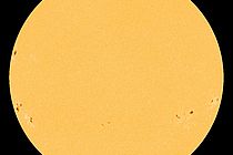 Abgebildet sind Sonnenflecken zur Zeit eines Sonnenfleckenminimums. Magnetfelder treten aus bestimmten Regionen der Sonnenoberfläche aus und vermindern dadurch lokal die Leuchtkraft der Sonnenstrahlen. Sonnenflecken werden somit im Vergleich zur restlichen Sonnenoberfläche als dunkle Flecken wahrgenommen. Foto: SOHO (ESA & NASA)