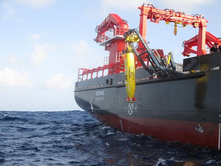The spacious working deck of RV SONNE allows the parallel use of multiple devices. The image shows the Autonomous Underwater Vehicle (AUV) ABYSS of the GEOMAR being lowered into the water. Photo: Oliver Meyer, RV SONNE.