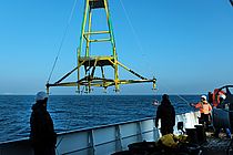 Vom Forschungsschiff ALKOR aus wird der pyramidenförmige Sensorträger ausgebracht. Foto: Jan Steffen/GEOMAR