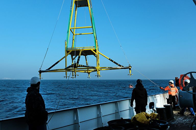 Vom Forschungsschiff ALKOR aus wird der pyramidenförmige Sensorträger ausgebracht. Foto: Jan Steffen/GEOMAR