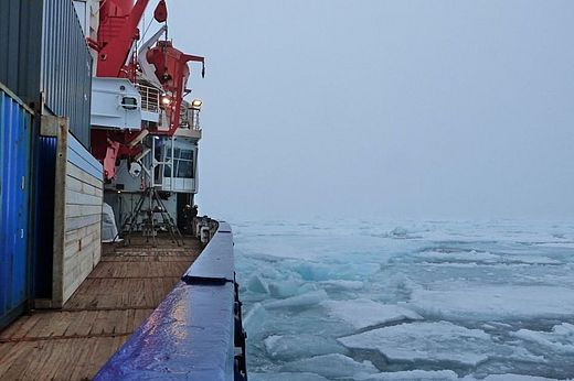 Bordwand der POLARSTERN und vereistes Meer