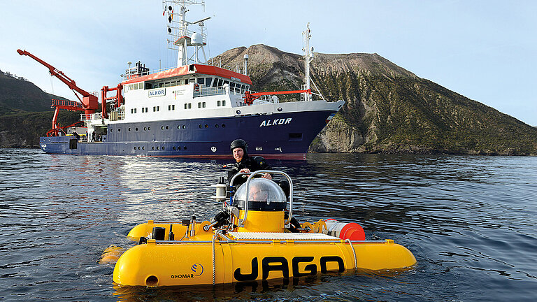 JAGO und FS ALKOR 2020 während AL533 vor der Küste der Liparischen Inseln. 