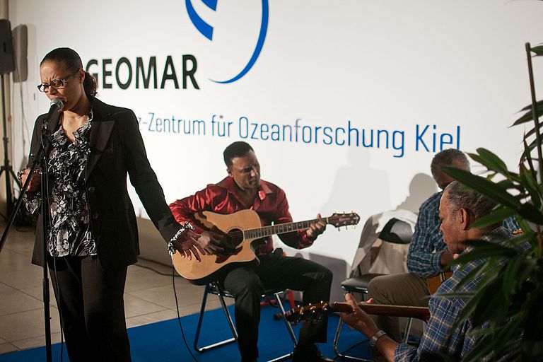 Die Grupo Serenata brachte kapverdische Stimmung in den GEOMAR-Hörsaal. Foto: J. Steffen, GEOMAR