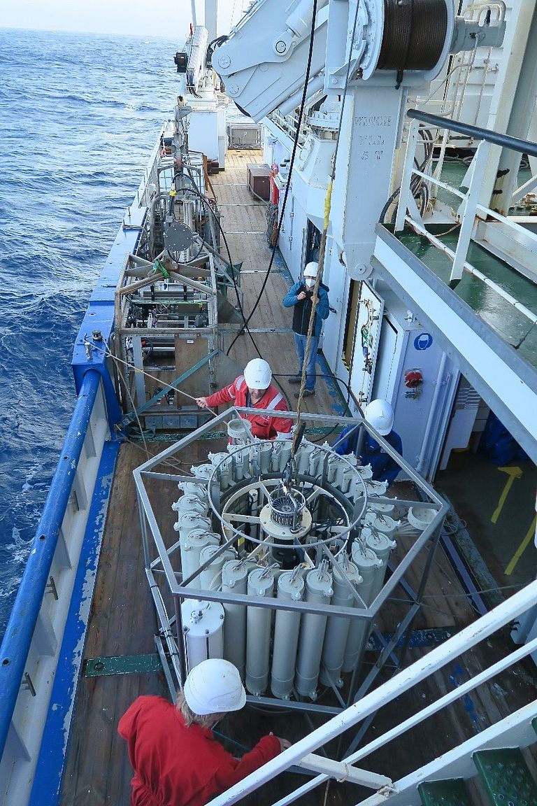 CTD-Rosette für Meerwasserproben an Deck des Forschungsschiffs Pelagia für die Probenahme von Tintenfisch-eDNA. Foto: C.D. Carriõ, Universität der Azoren.