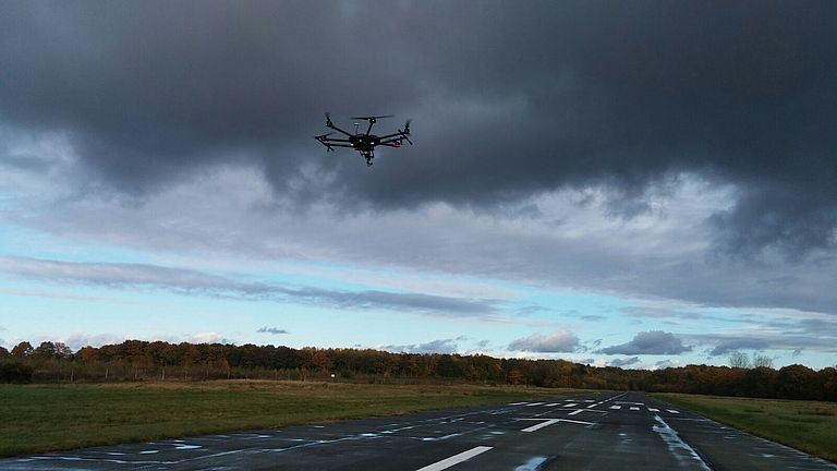 Erste Flugversuche mit der neuen Forschungsdrohne - noch über Land. Foto: Christa Marandino, GEOMAR